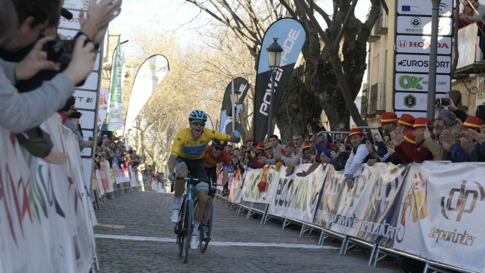 Jakob Fuglsang cruza la meta seguido de Pello Bilbao