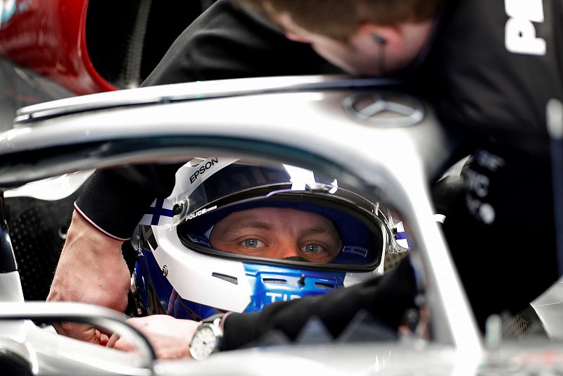 Mercedes vuelve a ser protagonista en un tercer día de test accidentado