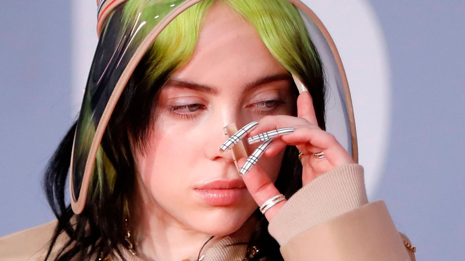 Billie Eilish logra otro rBillie Eilish logra otro récord con el estreno de su canción para James Bond