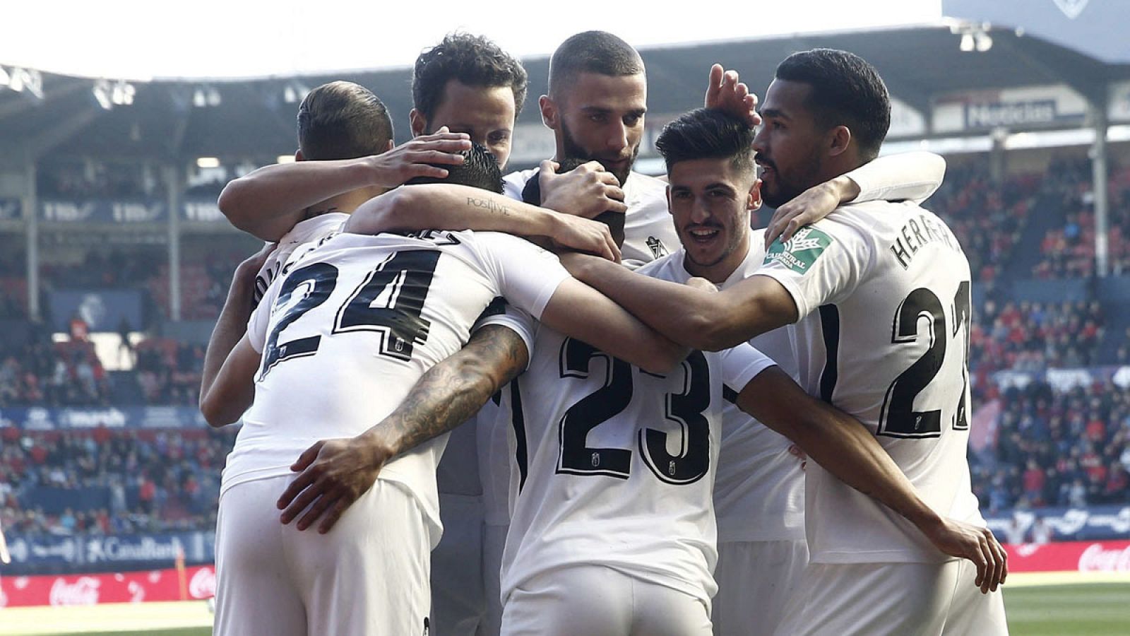 Los jugadores del Granada celebran uno de los goles del delantero venezolano Darwin Machís