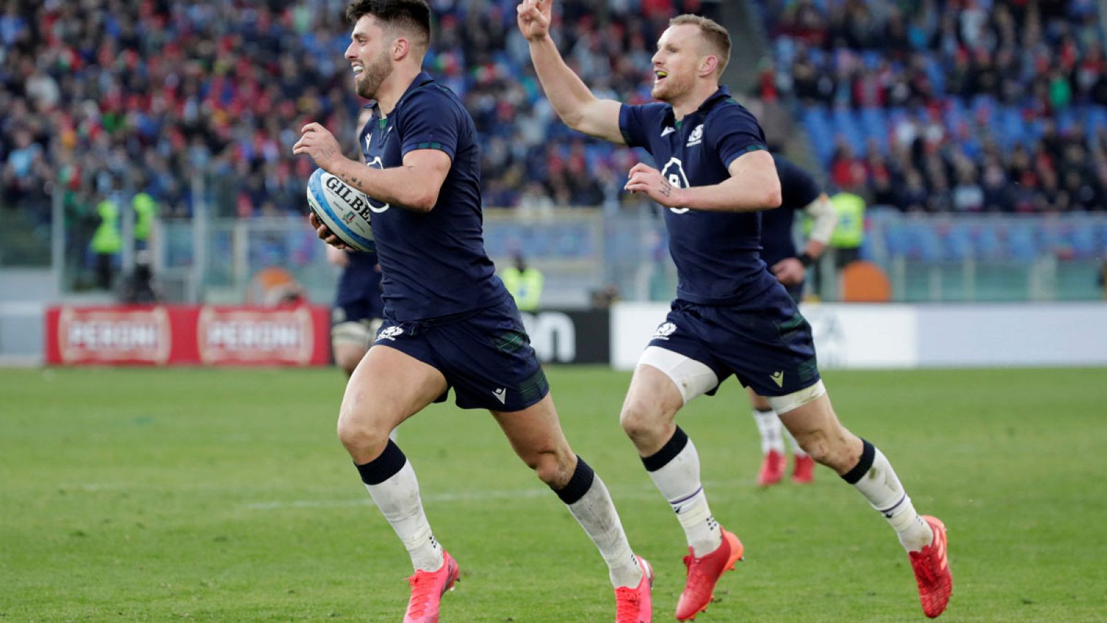 Adam Hastings celebra su 'try'