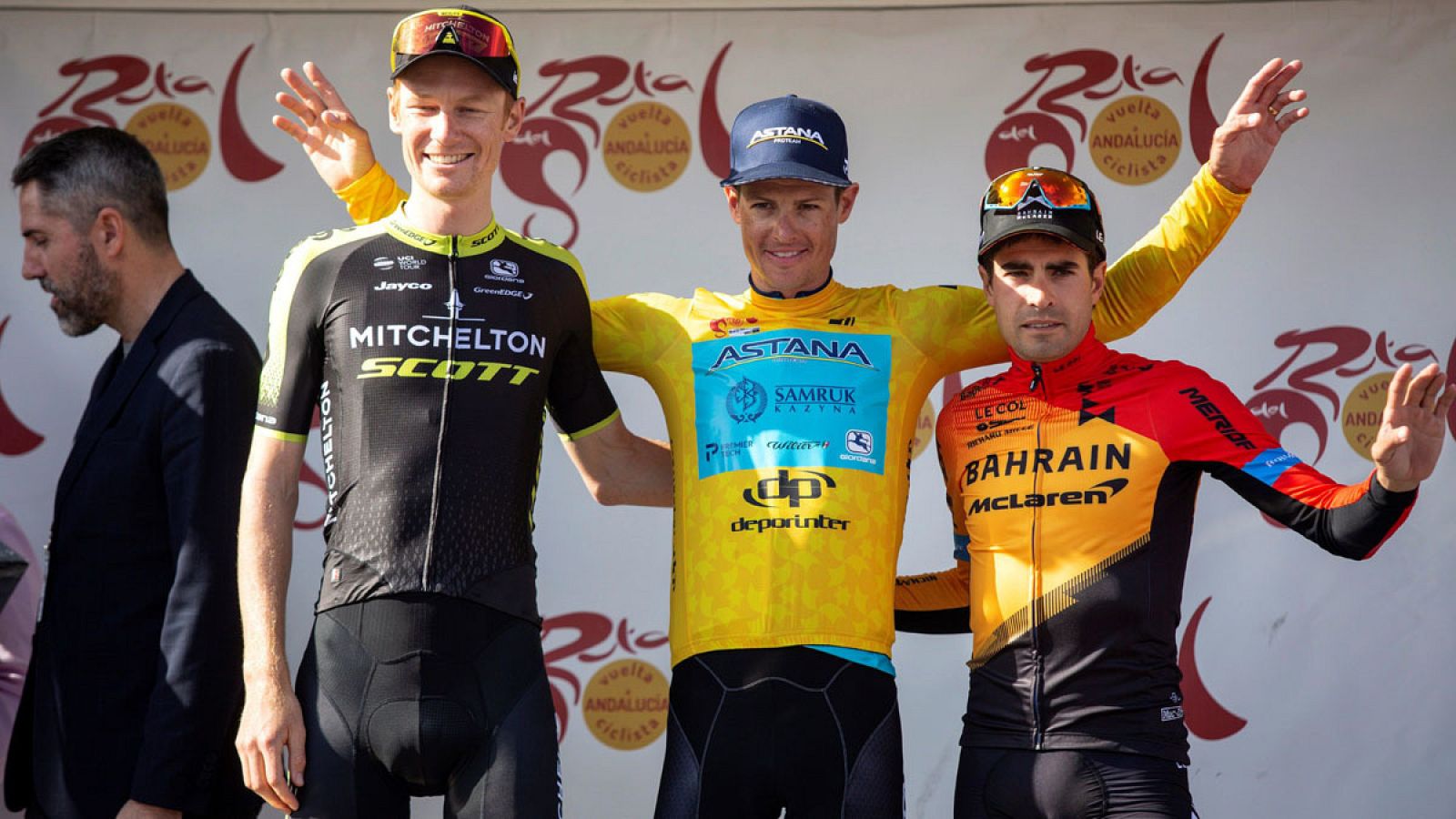 Jakob Fuglsang, custodiado por Jack Haig (i), segundo, y Mikel Landa (d), tercero