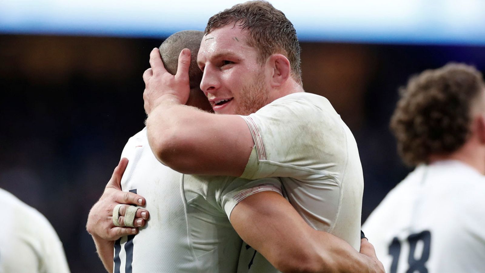 Joe Launchbury y Jonathan Joseph celebran un 'try'