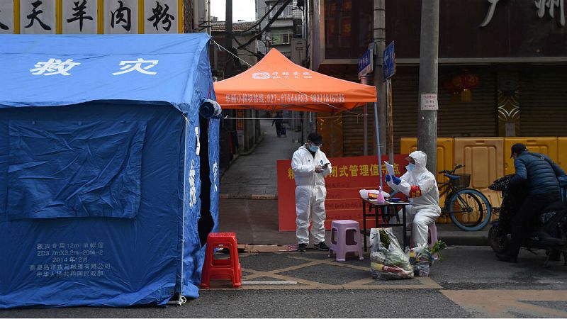 China reporta 2.592 fallecidos por el coronavirus y más de 77.000 contagiados