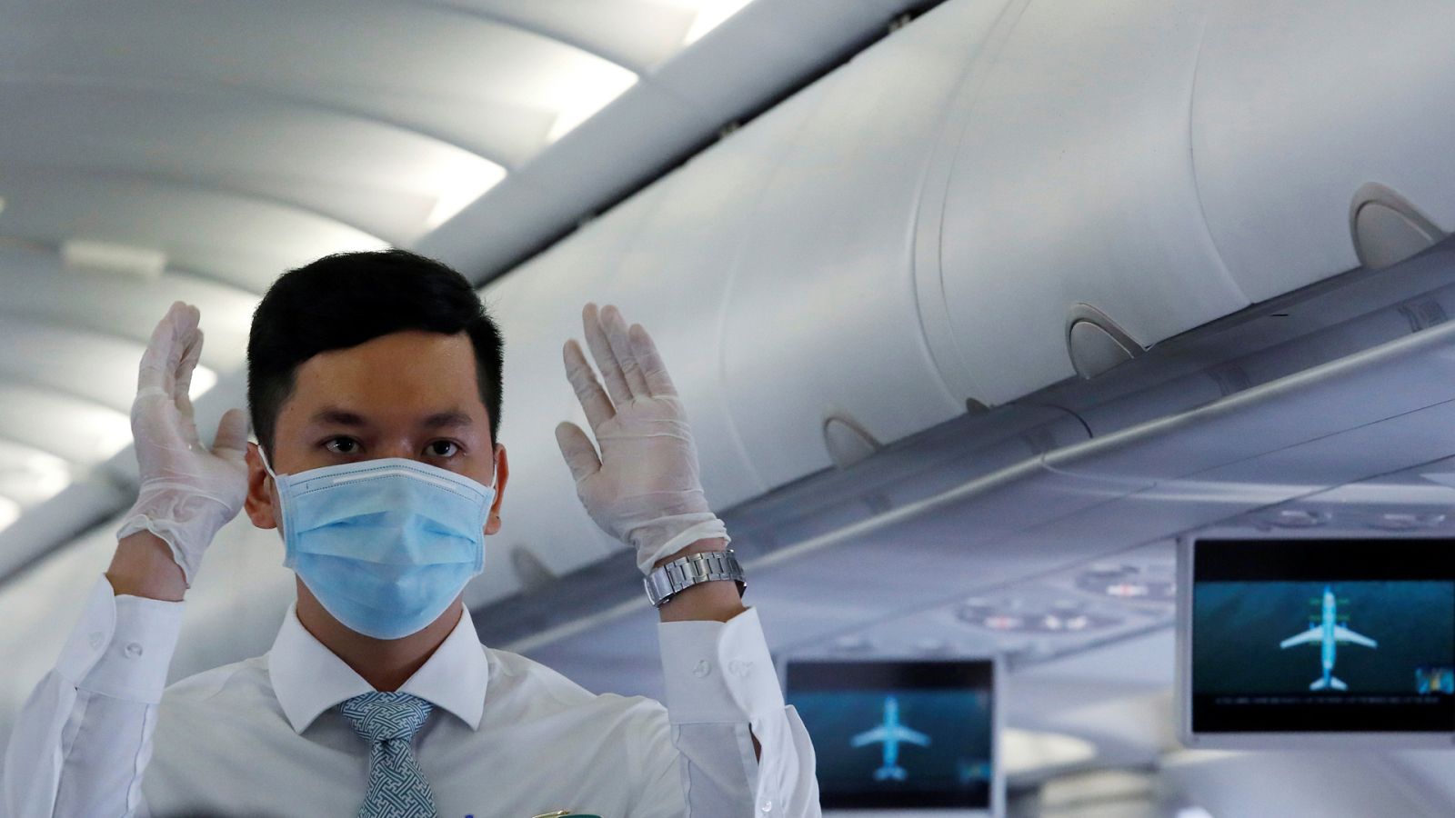 Un auxiliar de vuelo con mascarilla en un avión en Danang, Vietnam.