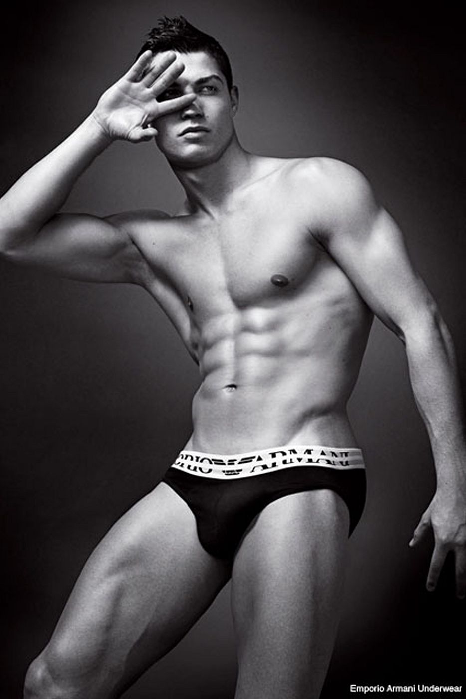 Cristiano Ronaldo posa en calzoncillos para una campaña de ropa interior