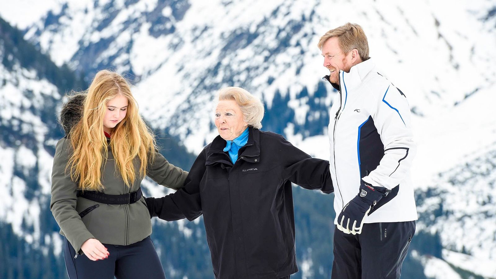 La reina emérita Beatriz de Holanda junto a su hijo Guillermo y la princesa Amalia