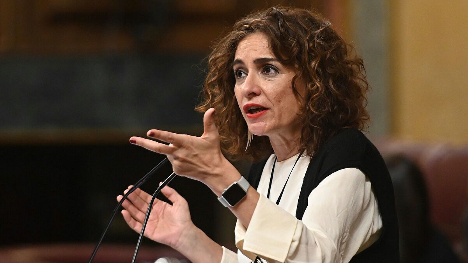 La ministra de Hacienda, María Jesús Montero, interviene en una sesión de control en el Congreso