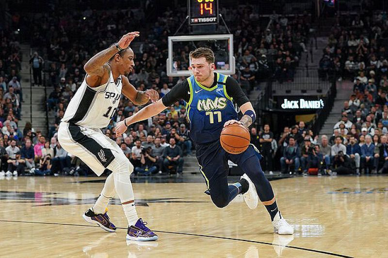 Doncic iguala a Jason Kidd y hace historia en los Mavericks