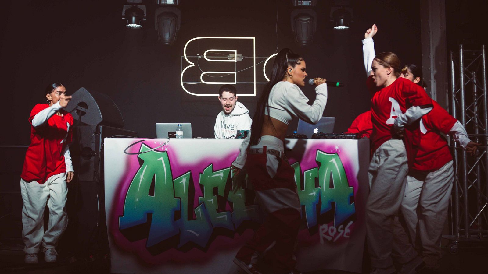 Aleesha durante su actuación en el Festival Cara·B