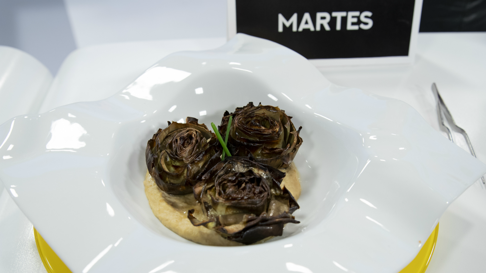 Flores de alcachofa al horno con hummus