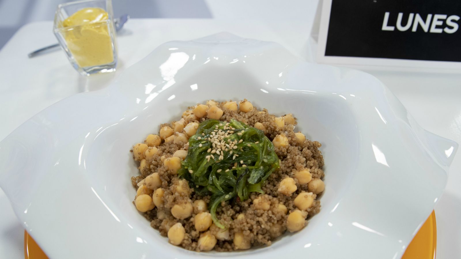 Ensalada de garbanzos con quinoa y wakame