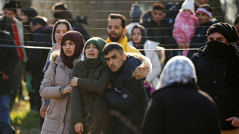 Turquía amenaza con abrir su frontera con Europa a los refugiados en respuesta al ataque de Siria y Rusia