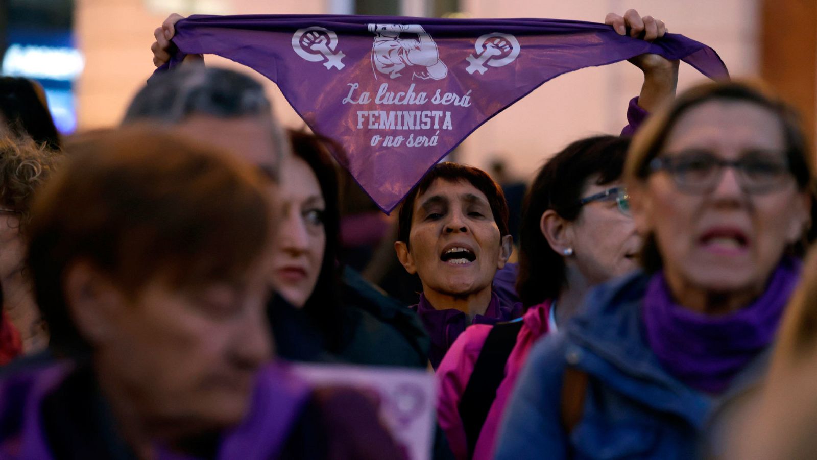 Una mujer muestra un pañuelo violeta con el mensaje "La lucha será feminista o no será" durante una concentración del Movimiento Feminista de Madrid