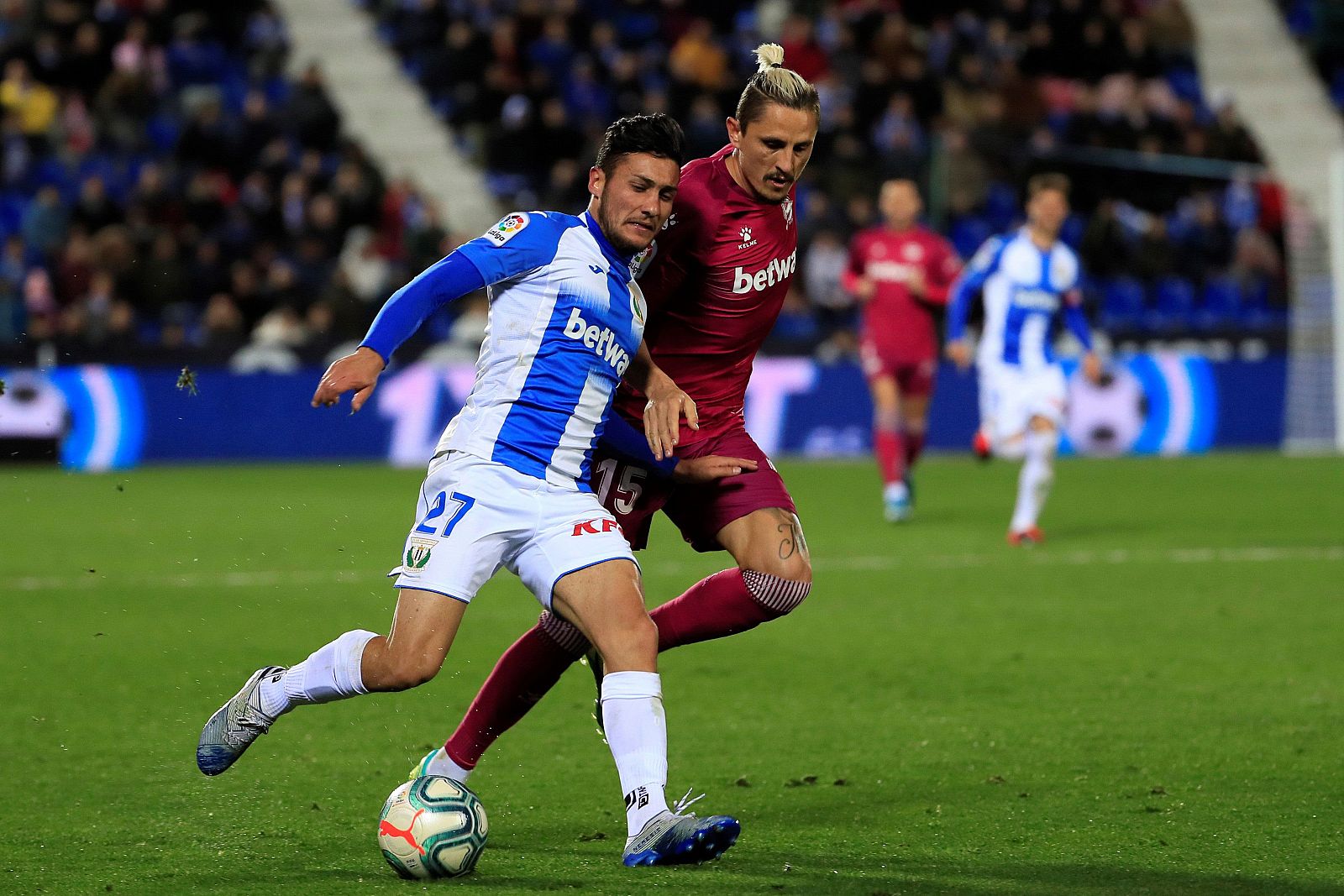Óscar Rodríguez (i) y Ljubomir Fejsa pelean el balón, durante el partido