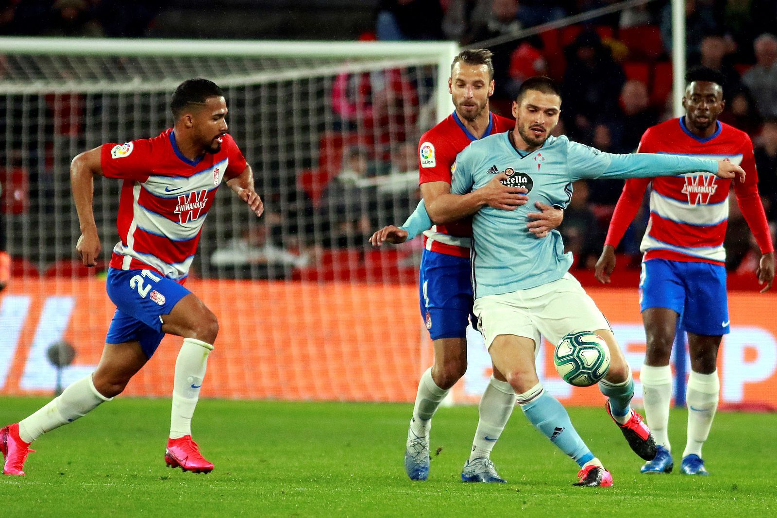 El delantero del Granada CF Roberto Soldado (2i) lucha con el turco Okay Yokuslu (2d), del Celta de Vigo, durante el partido
