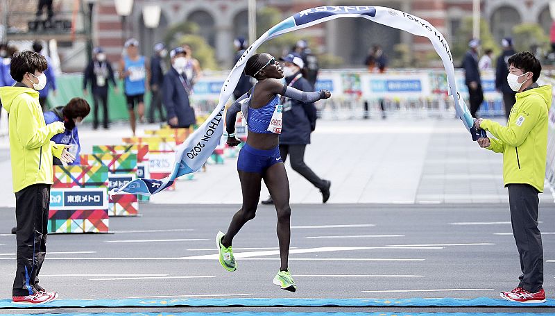 El etíope Birhanu Legese y la israelí Lonah Chemtai ganan el maratón de Tokio restringido por el coronavirus