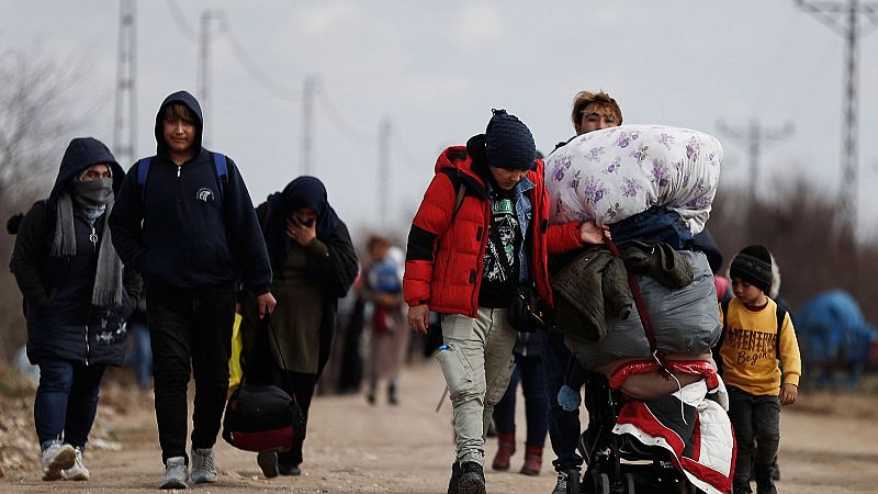 Grecia evita que miles de migrantes crucen la frontera con Turquía mientras se eleva la tensión