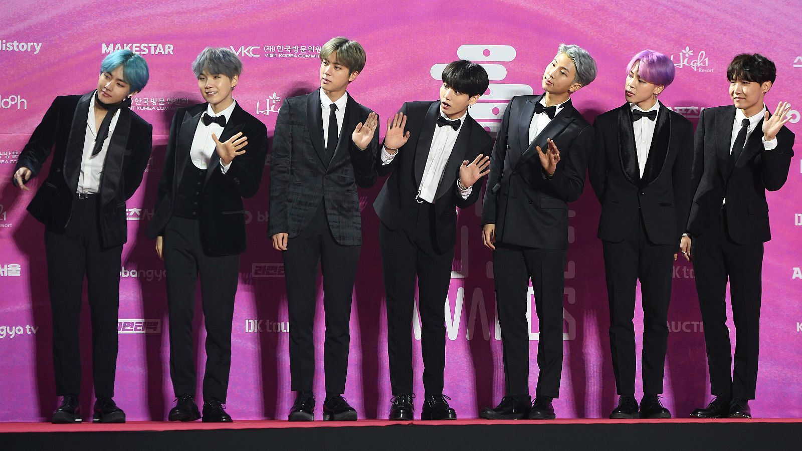 BTS, la banda de chicos de K-Pop, en la alfombra roja de los 28th Seoul Music Awards en Seúl (Corea)