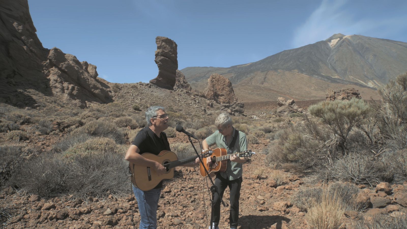 'Un país para escucharlo': el cantautor Pedro Guerra guía a Ariel Rot por las islas Canarias