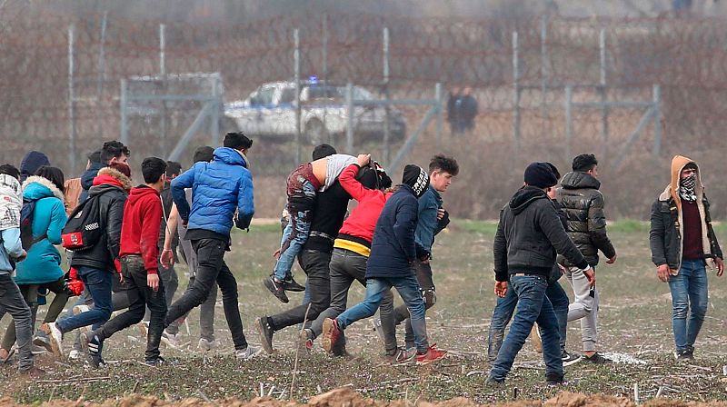 La Policía griega lanza gases contra los migrantes que intentan cruzar la frontera