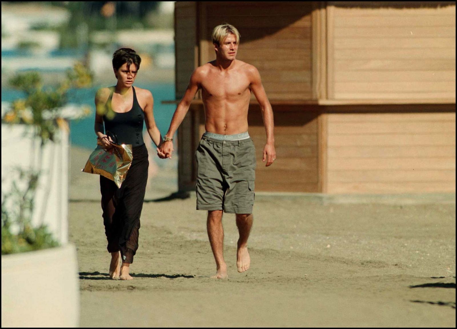 Victoria y David Beckham en 1999 de vacaciones en Marbella
