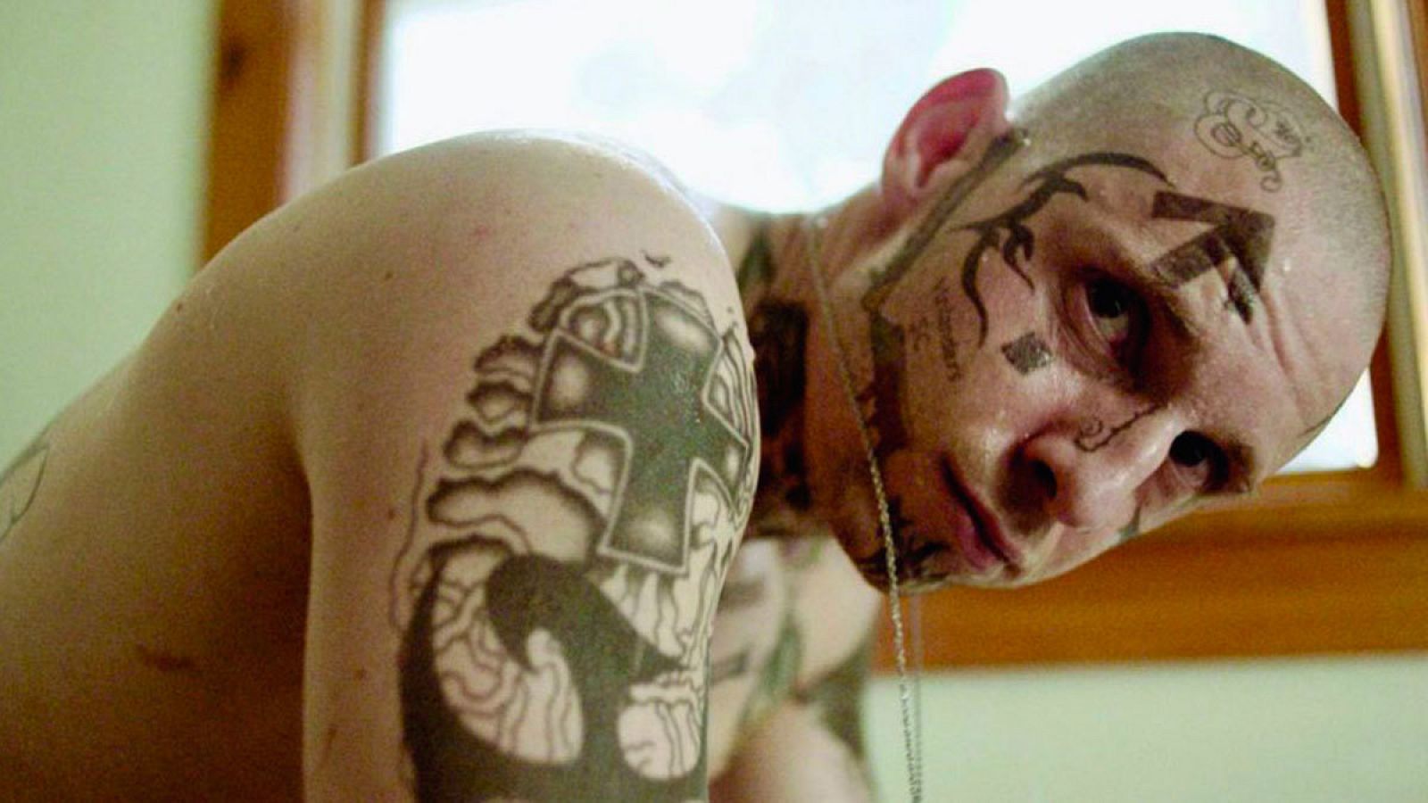 Jamie Bell en una escena de 'Skin'