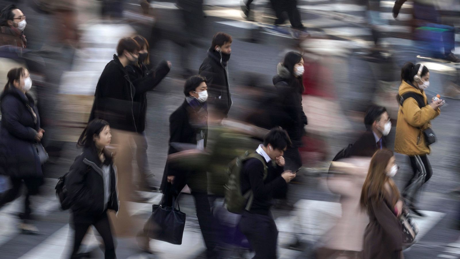 Habitantes de Tokio con mascarilla.