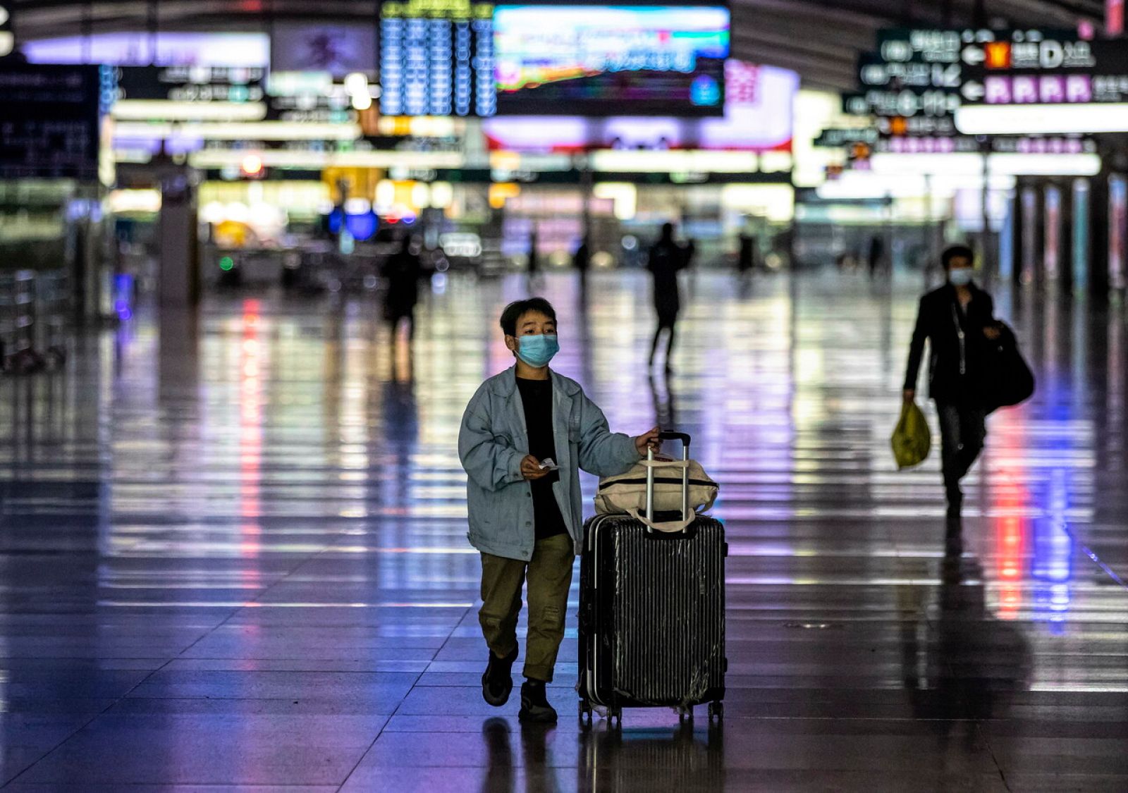 Un hombre camina por la estación de tren de Guangzhou