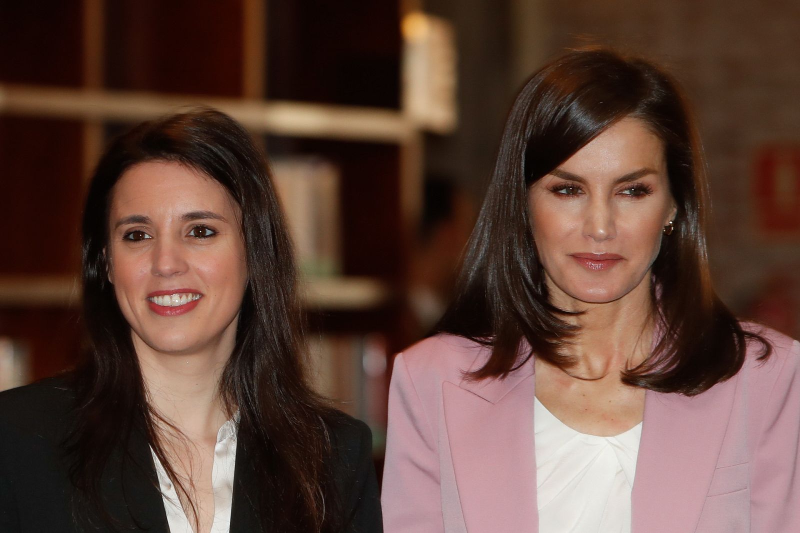 La Reina Letizia con Irene Montero en un acto de la asociación APRAMP