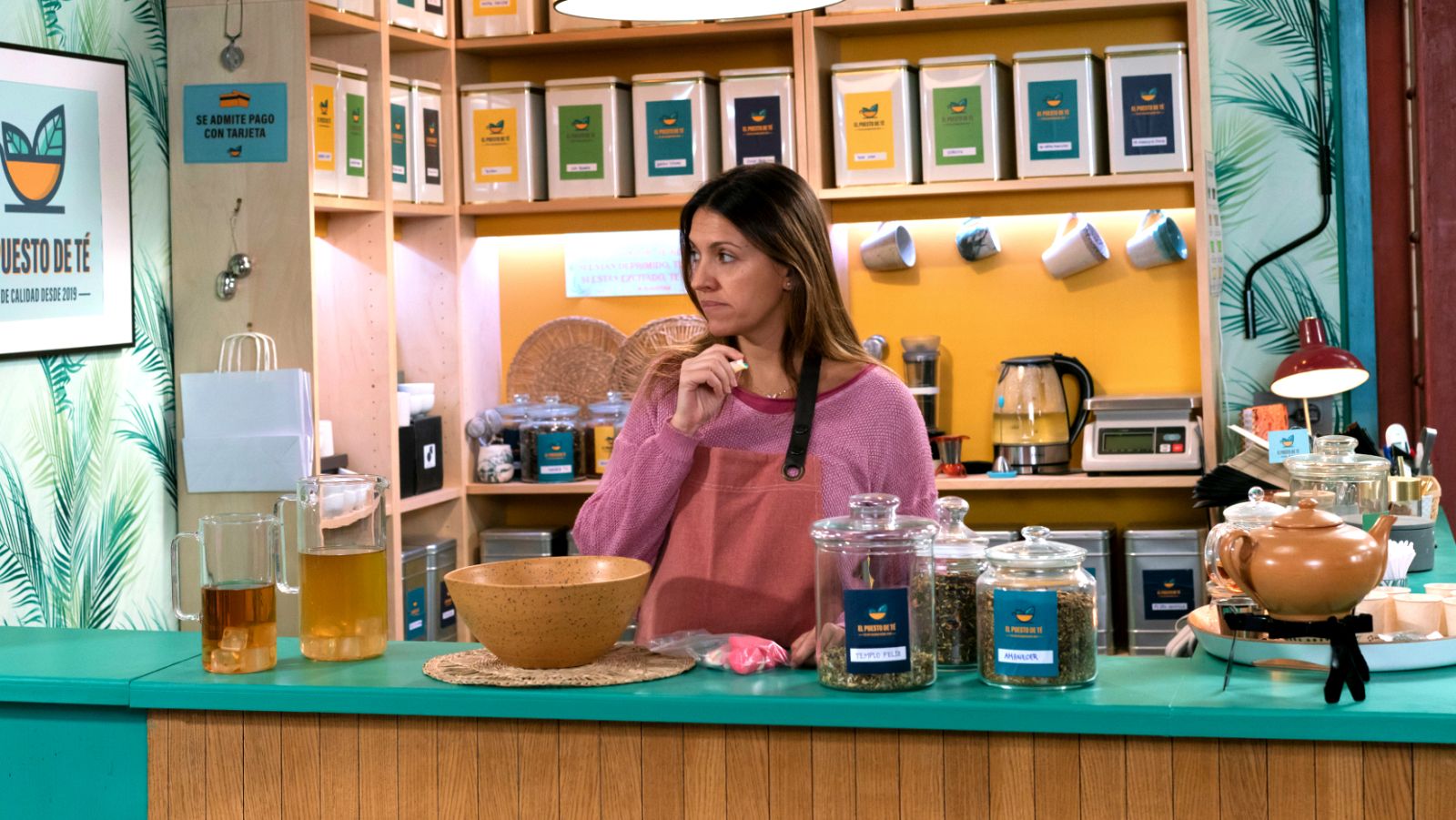 Cristina ha empezado a trabajar en la tetería del mercado