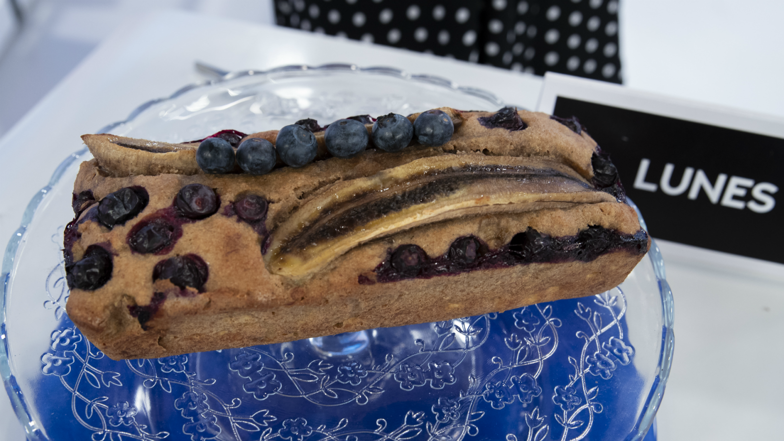 Banana bread con arándanos y fresas