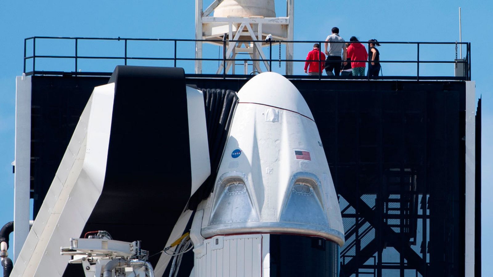 Imagen de archivo del cohete Falcon 9 con la cápsula Dragon a bordo