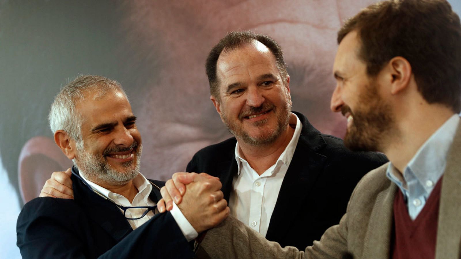 El presidente del PP, Pablo Casado, (d) saluda al dirigente de Ciudadanos Carlos Carrizosa (i), en presencia del candidato a lehendakari de la coalición PP+Ciudadanos, Carlos Iturgaiz.