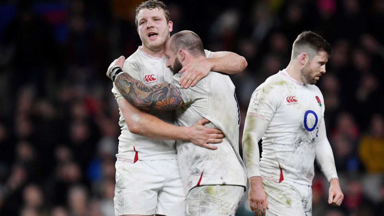 Joe Launchbury y Joe Marler celebran el triunfo tras el partido