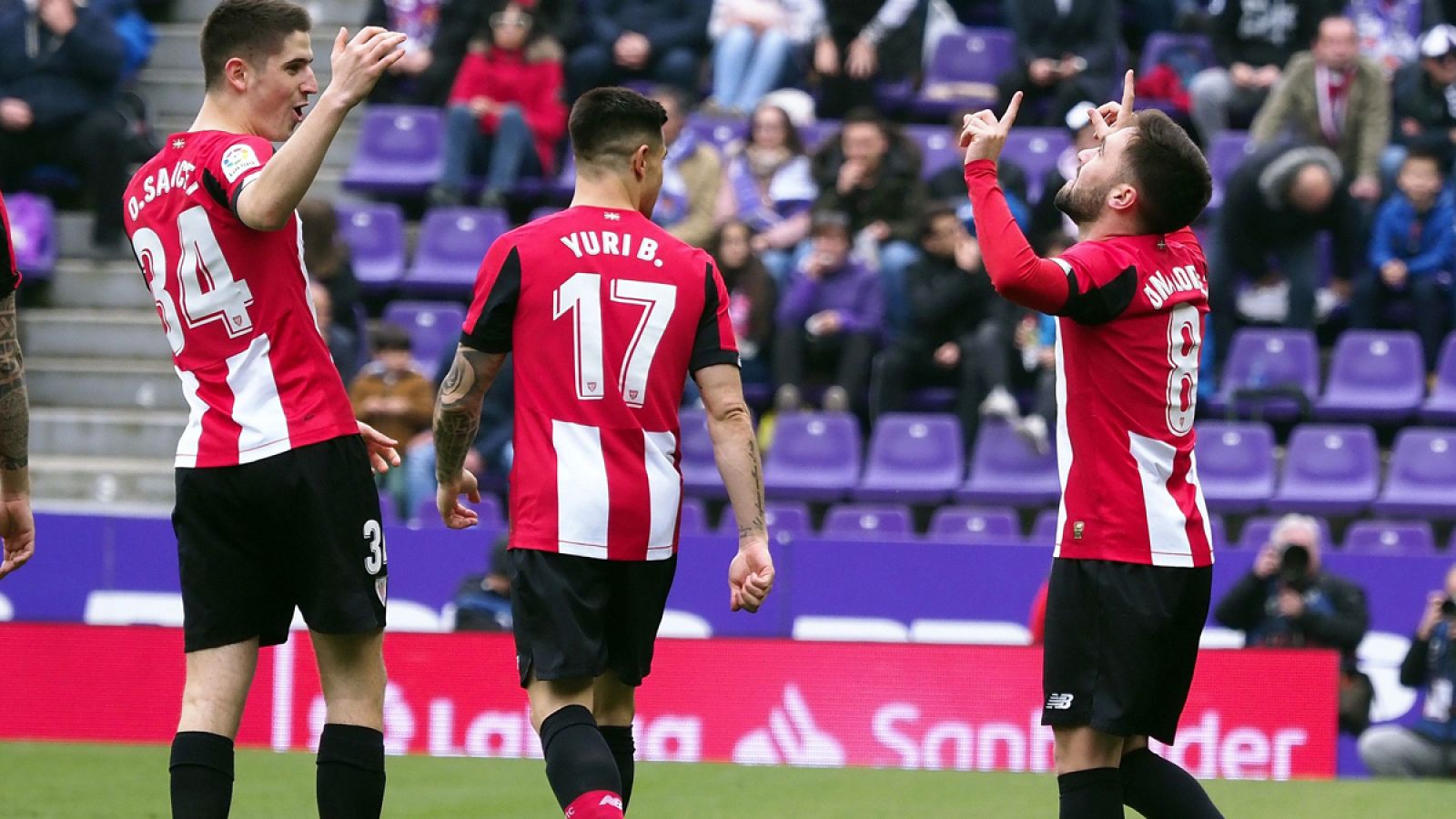 Unai López (d) celebra su gol con Yuri Berchiche (c) y Oihan Sancet (i)