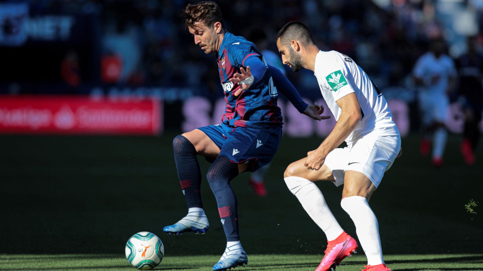 Campaña y Gonalons disputan el balón