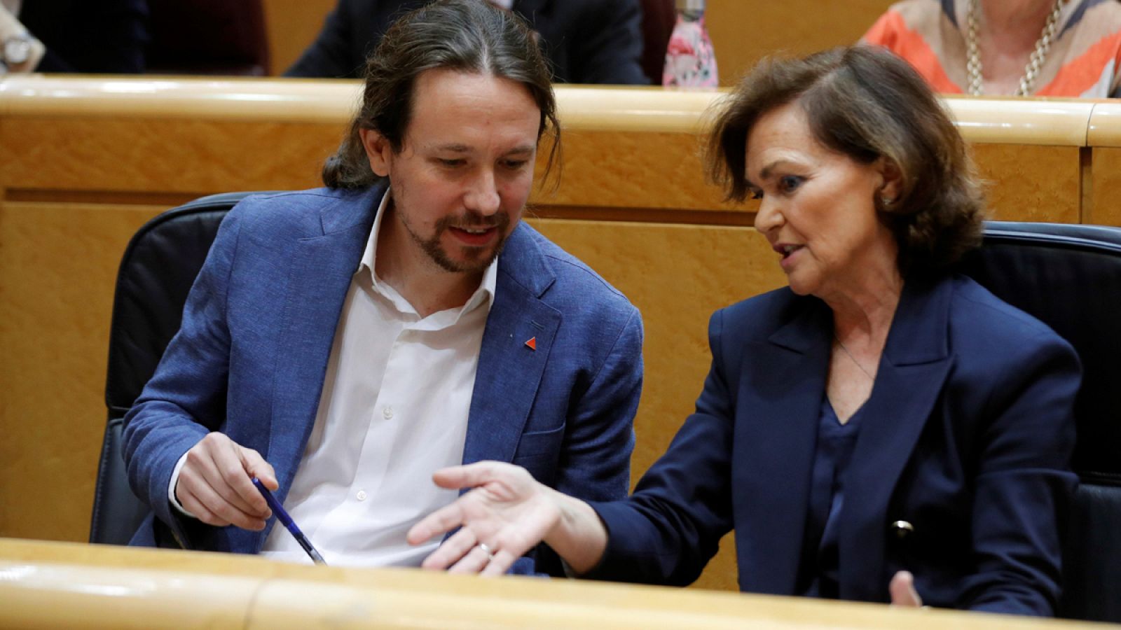 Los vicepresidentes Iglesias y Calvo hablan en el Senado