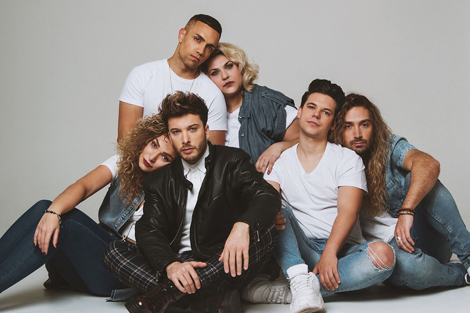 Blas Cantó junto a su coro para Eurovisión 2020