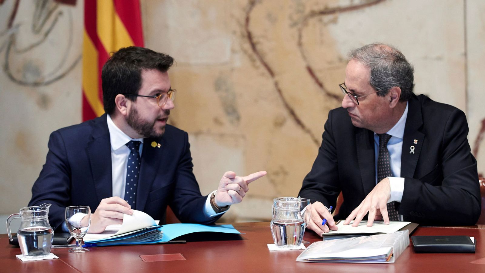 El presidente de la Generalitat, Quim Torra, conversa con su vicepresidente, Pere Aragonés, durante la reunión semanal del gobierno catalán