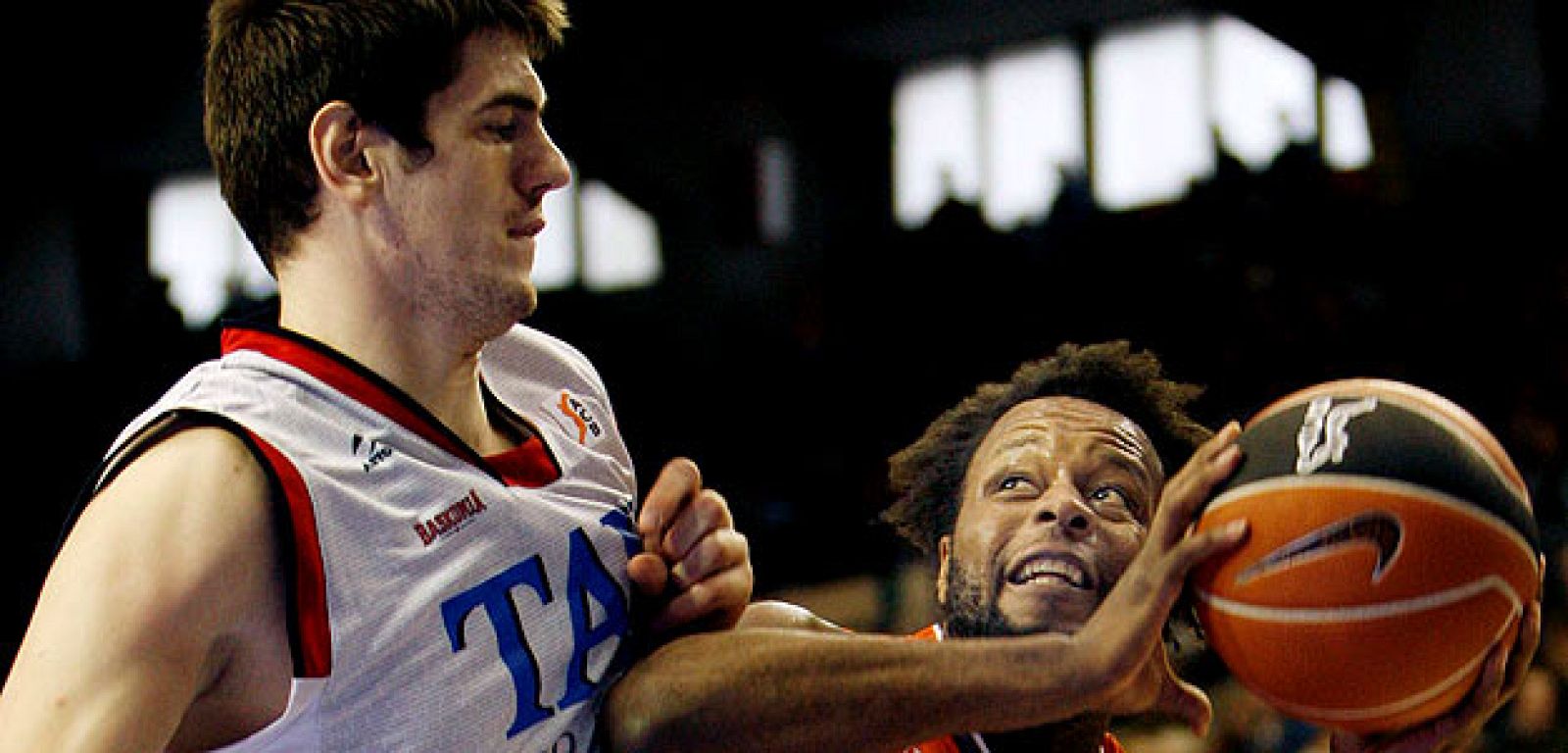 El Tau vence y se consolida