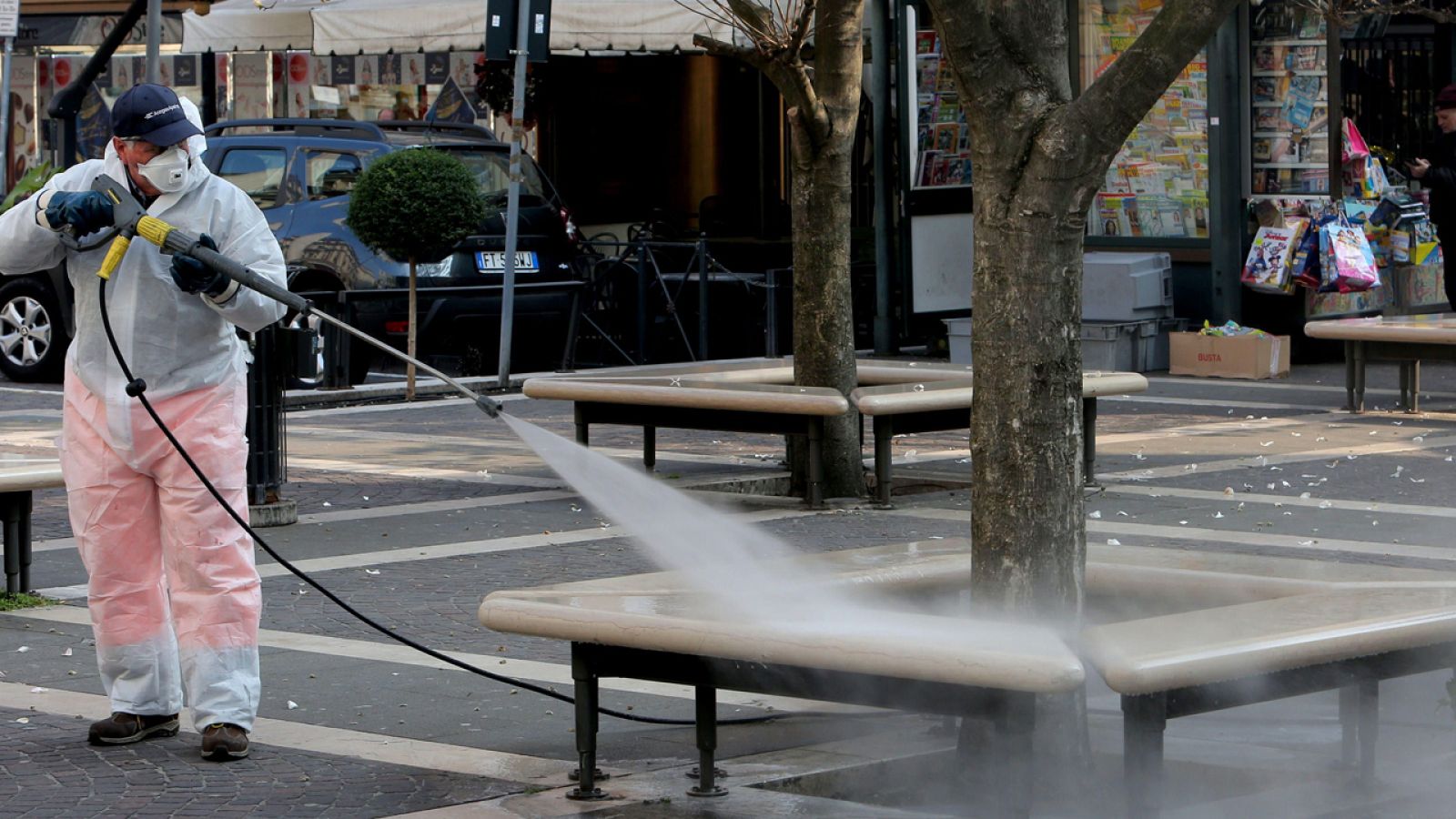 Un operario desinfecta las calles de Pádova (Italia)