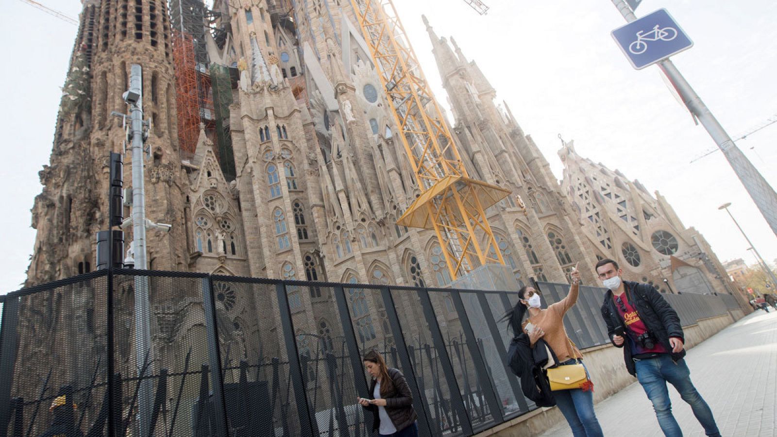 Imagen de gente paseando frente a la Sagrada Familia de Barcelona.