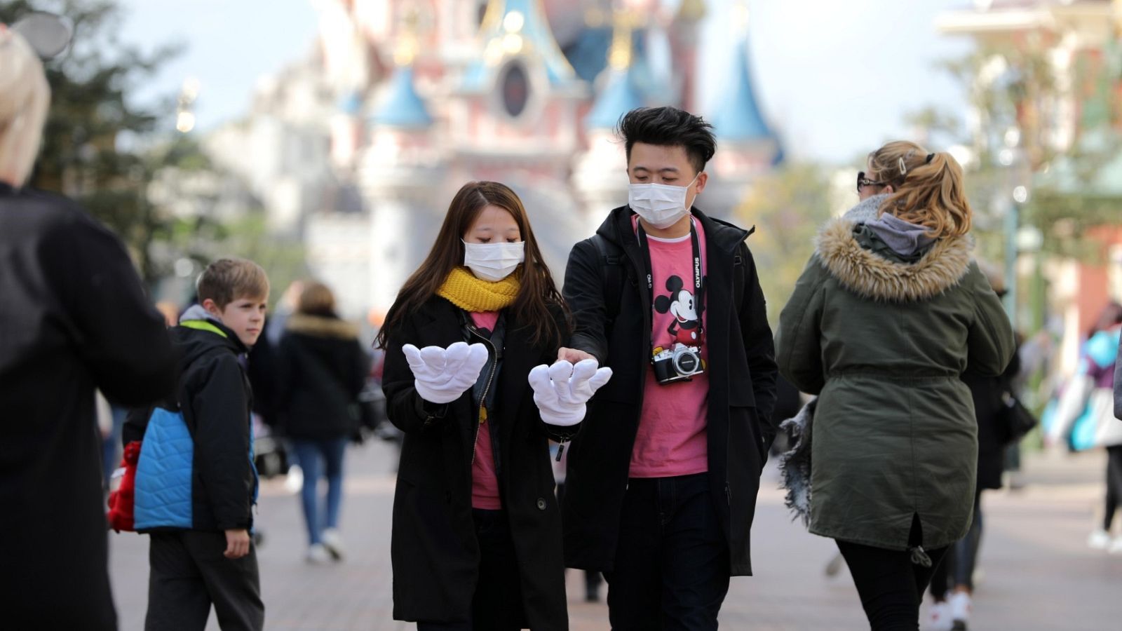 Visitantes en Disneyland Paris.