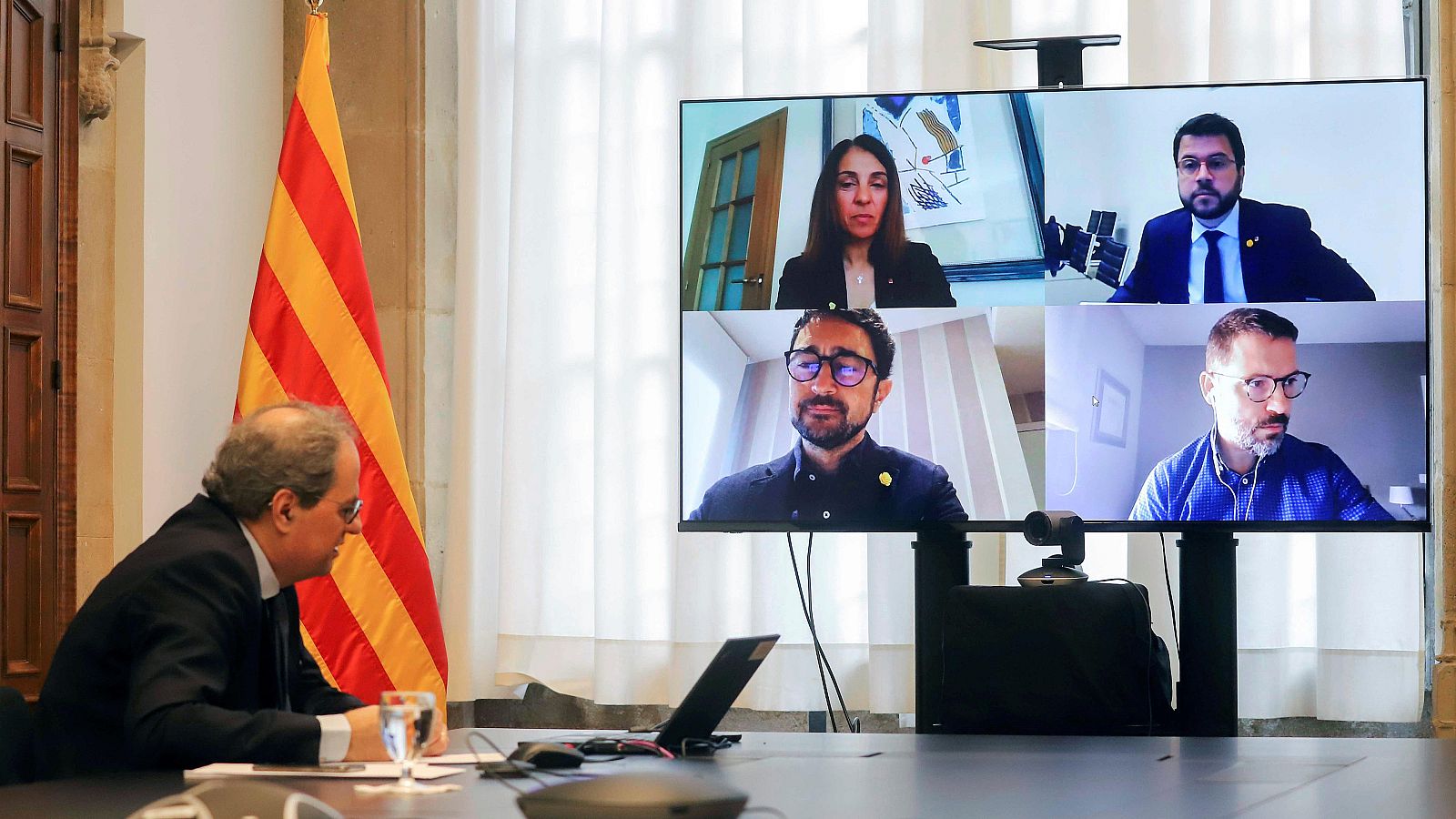 Quim Torra, durante la reunión extraordinaria del Govern realizada por videoconferencia, este domingo.