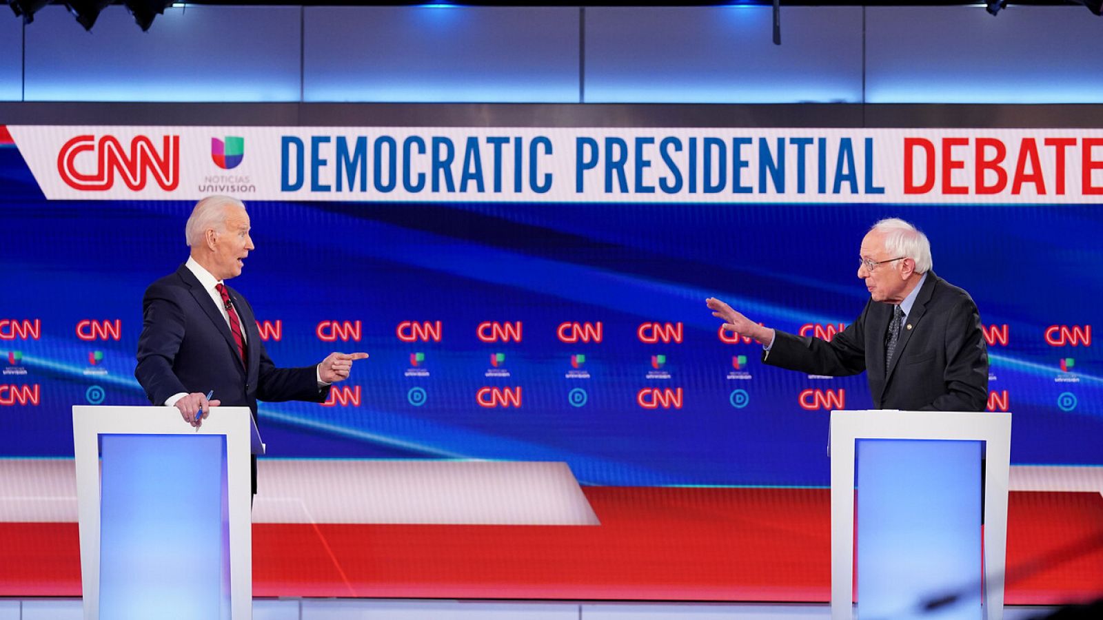 Joe Biden y Bernie Sanders durante el debate en Washington