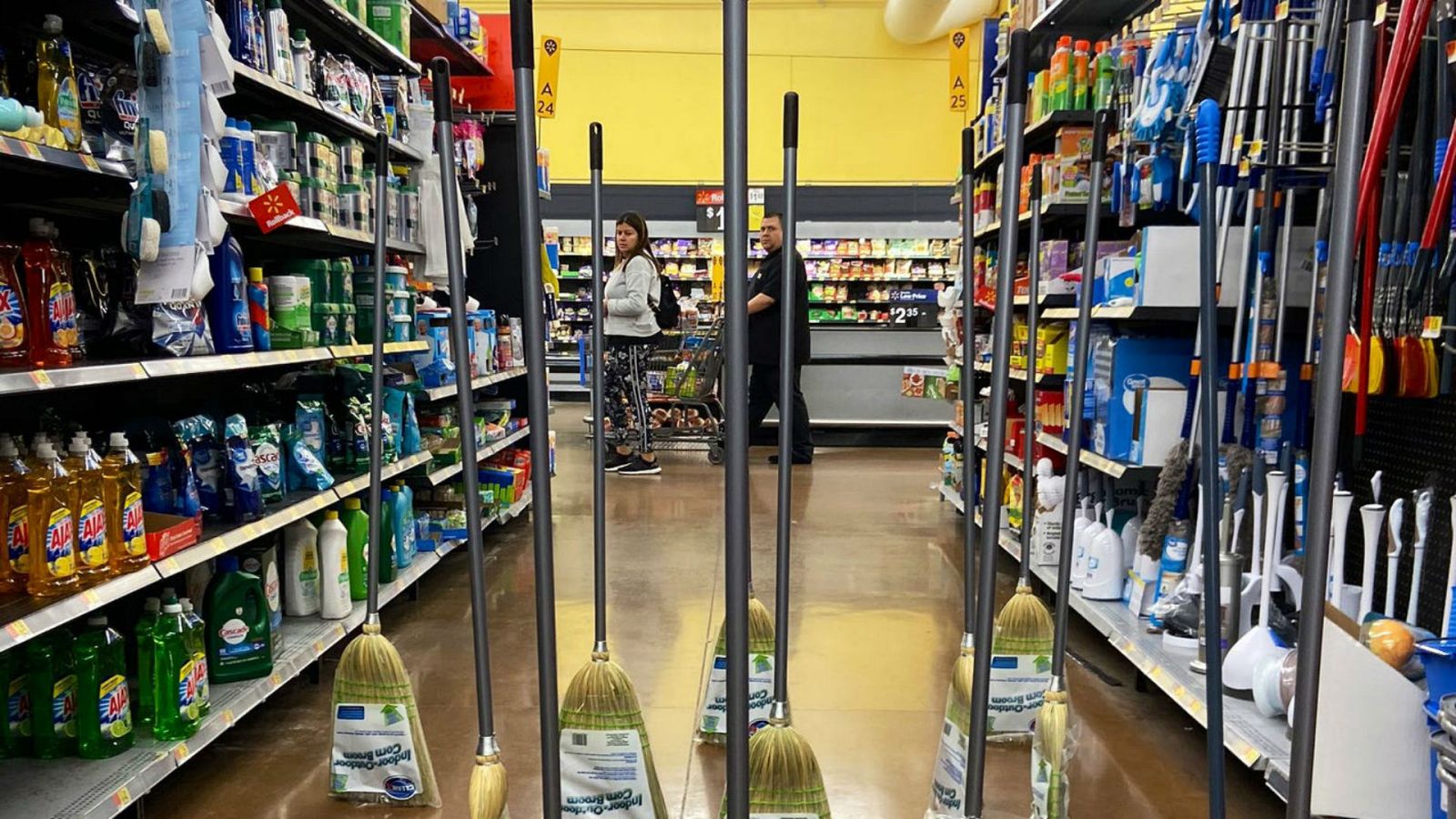 El Coronavirus rescata el #Broomchallenge, el reto viral de dejar la escoba de pie sin apoyo