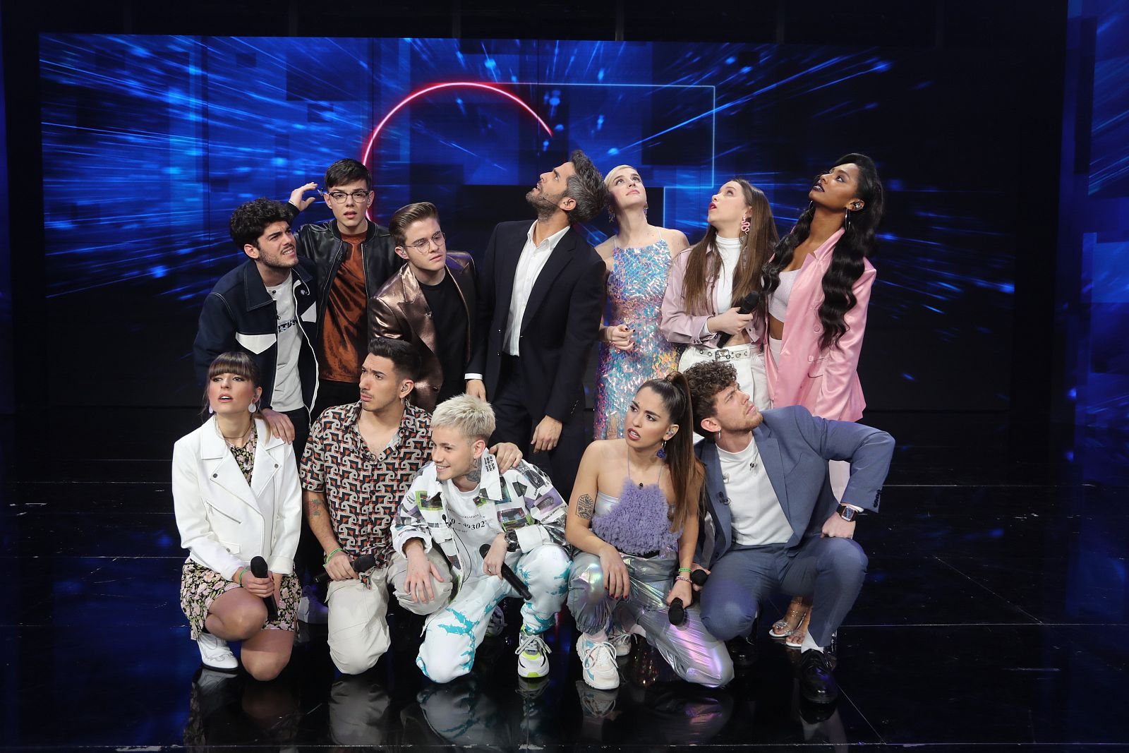 Roberto Leal posa con los concursantes de OT 2020 antes de la gala 7