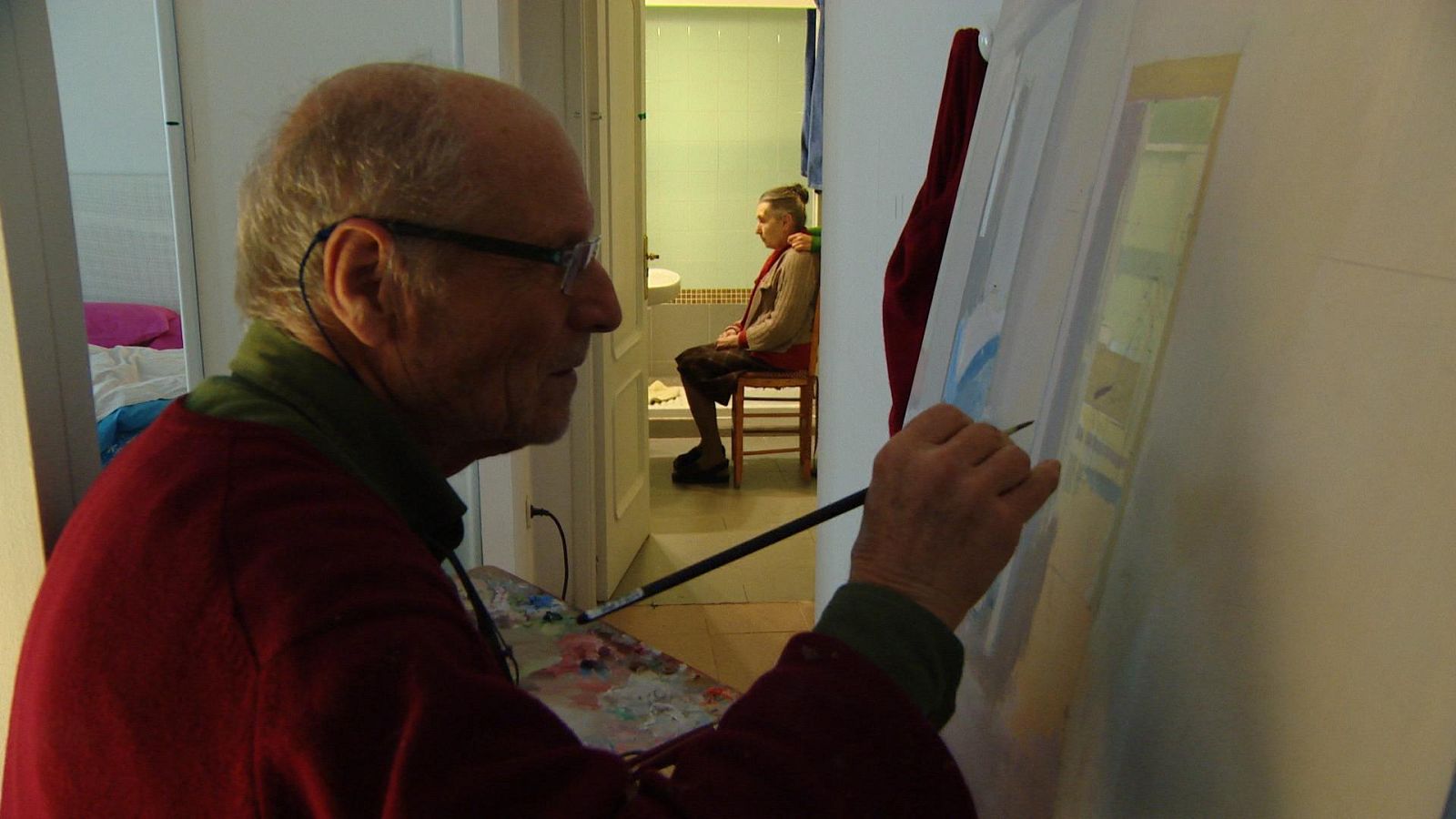 Al fondo la pintora María Moreno