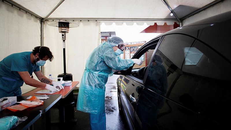 Sanidad compra 640.000 test rápidos y cuatro robots que realizarán hasta 80.000 pruebas diarias de coronavirus